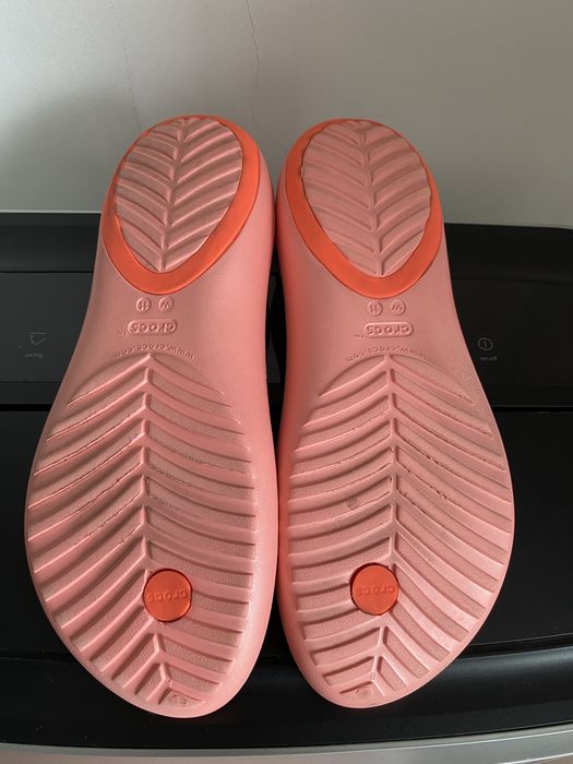 sandały Crocs Serena Embellish Flip w kolorze Bright Coral r.42/43 W11