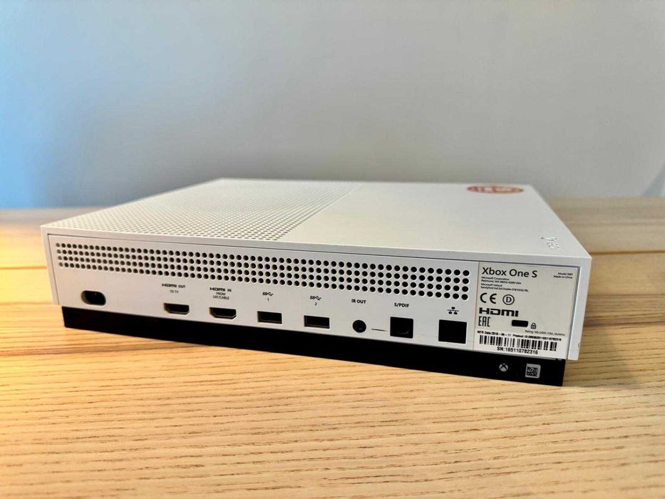 Xbox One S 1TB como nova + 2 comandos + garantia CeX até 2030