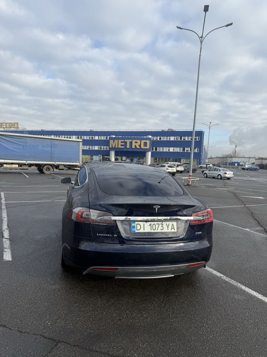 Тесла модел с 85кв перфоменс