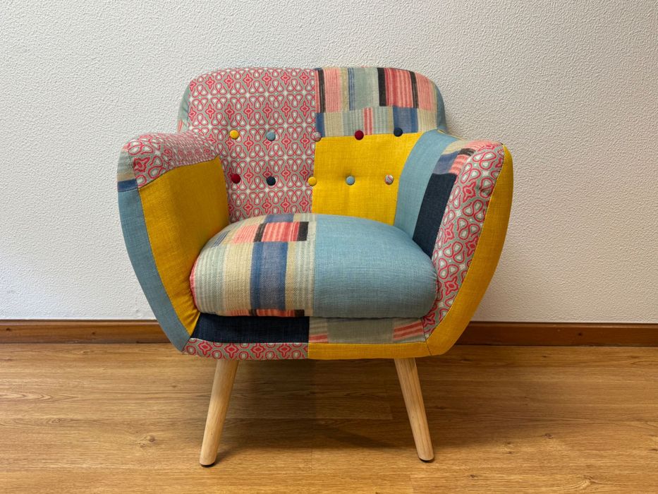 Poltrona colorida, Melby, poltrona de tecido multicolor