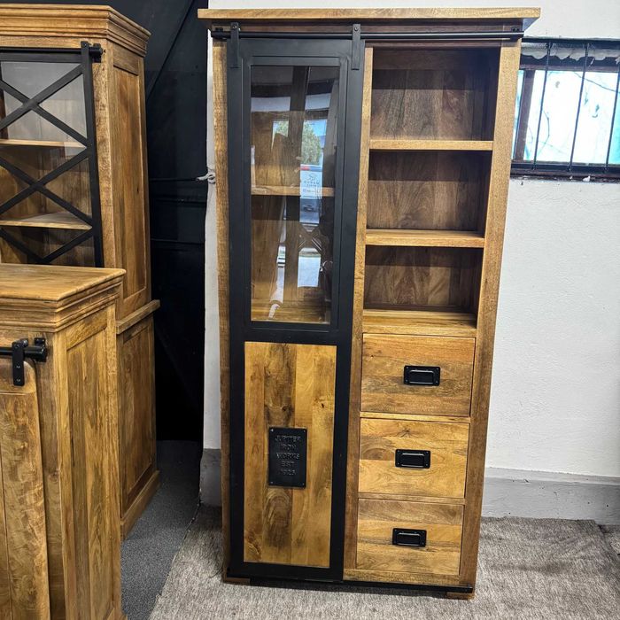 Wyjatkowa drewniana witryna z serii Black Works tylko w MangoMeble