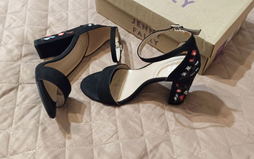 Czarne buty z kwiatowym haftem