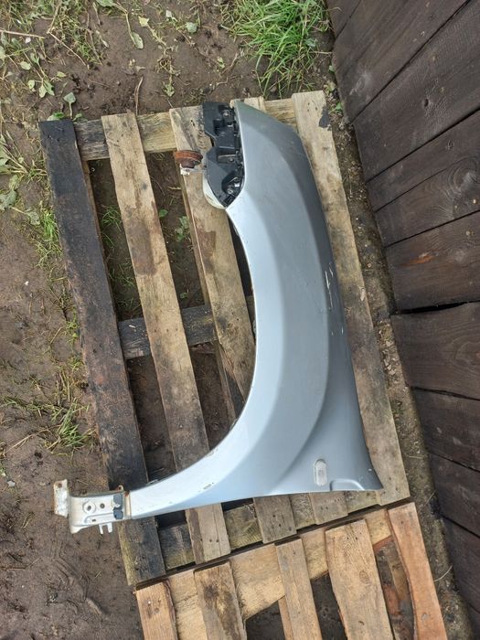 Błotnik lewy przód przedni dacia duster 1