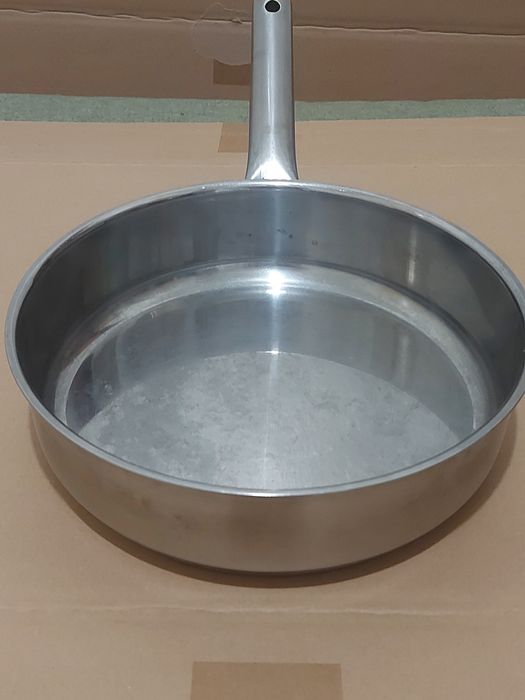 Frigideira inoxidável IKEA 365. Diâmetro 24cm, Altura 7cm.