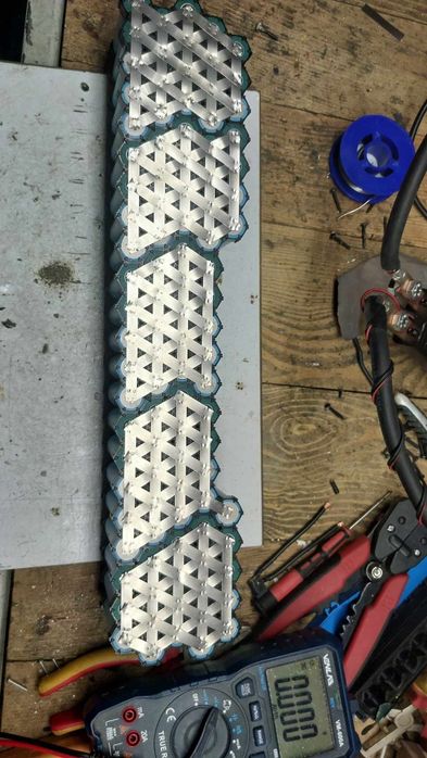 Naprawa i regeneracja baterii do rowerów hulajnóg i elektronarzędzi