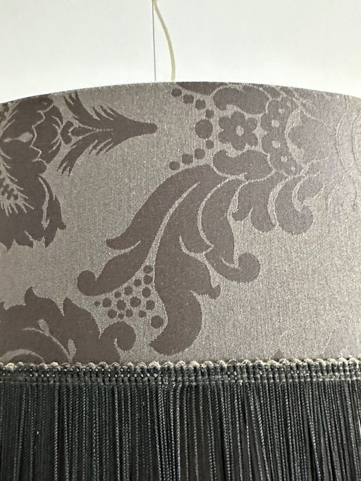 Candeeiros em tecido preto com franjas