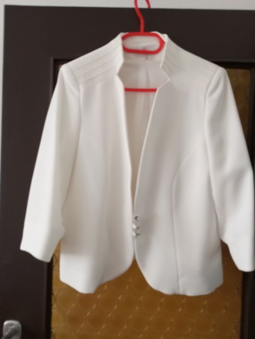 Sprzedam piękną białą marynarkę damską w kolorze białym