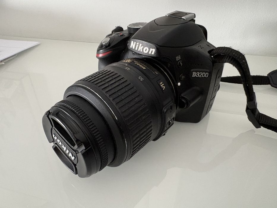 Câmara DSLR Nikon D3200 + Objetiva 18-55mm VR + Carregador Original (Excelente Estado)