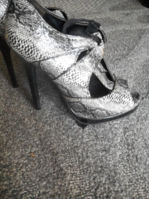 Wężowe sandałki na platformie