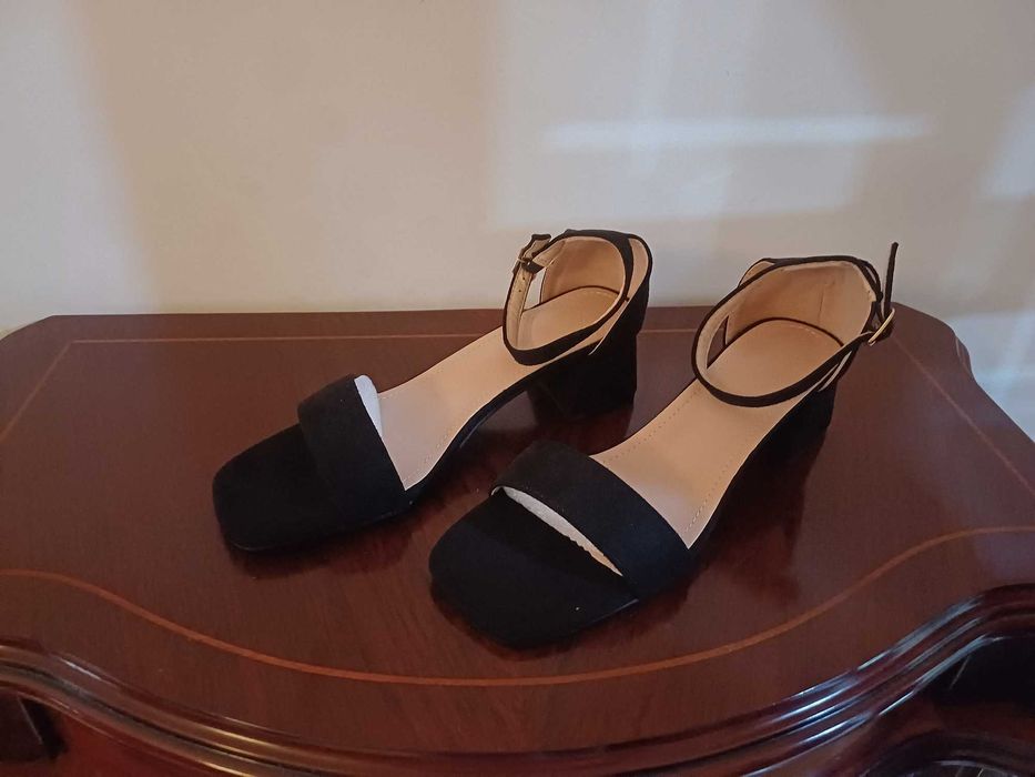 Sandálias pretas com tacão