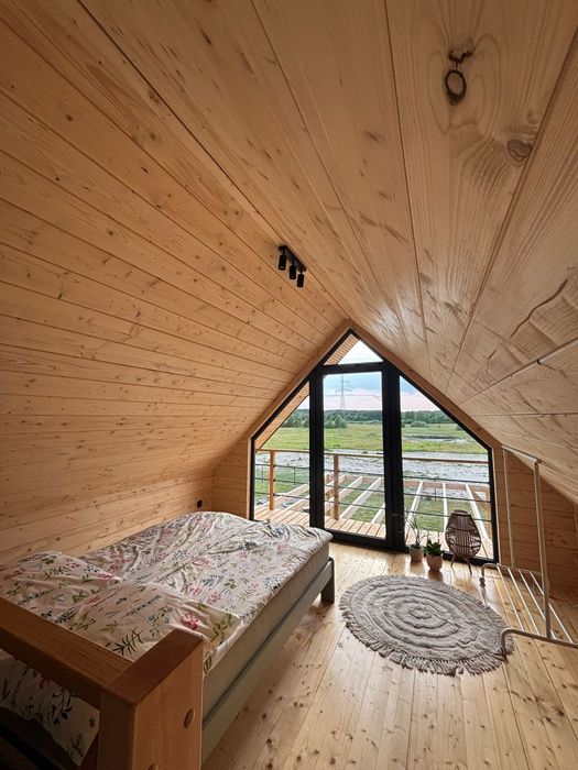 Domek między łąkami