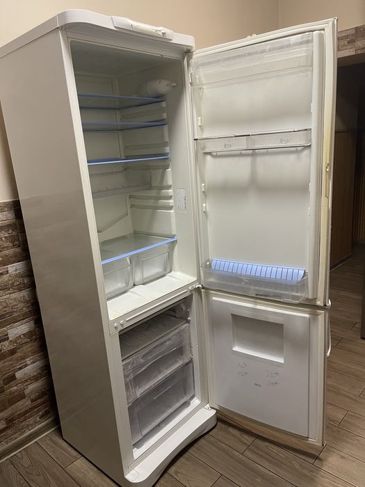 Холодильник INDESIT C138G, б/у в хорошем рабочем состоянии
