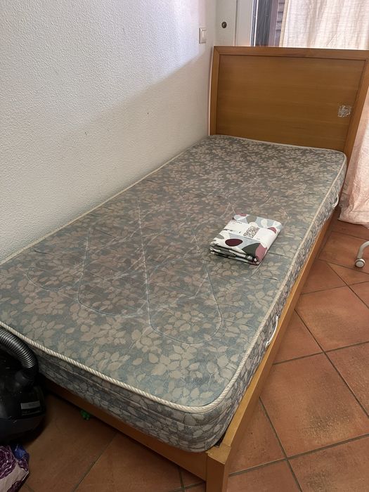 Cama de solteito com colcao