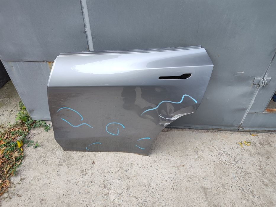 Двері на Tesla model y