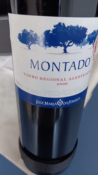 Caixa para levar garrafa de vinho, com acessórios.