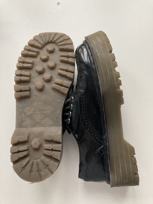 Czarne buty oxfordy Pull&Bear na platformie 38