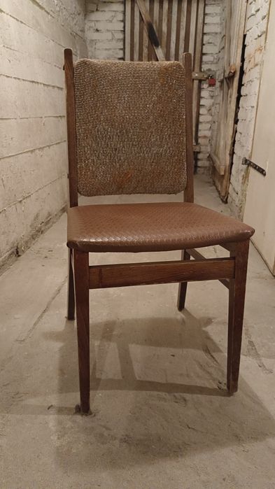 Krzesło drewniane z plecionką skórzaną