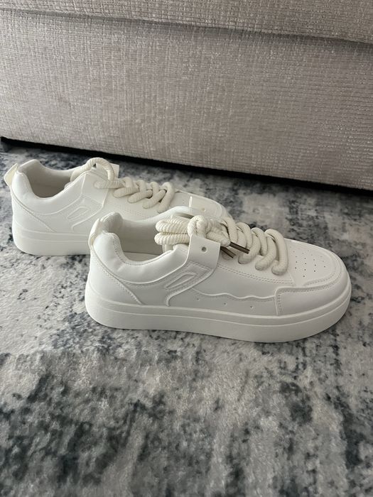 Sapatilhas brancas novas