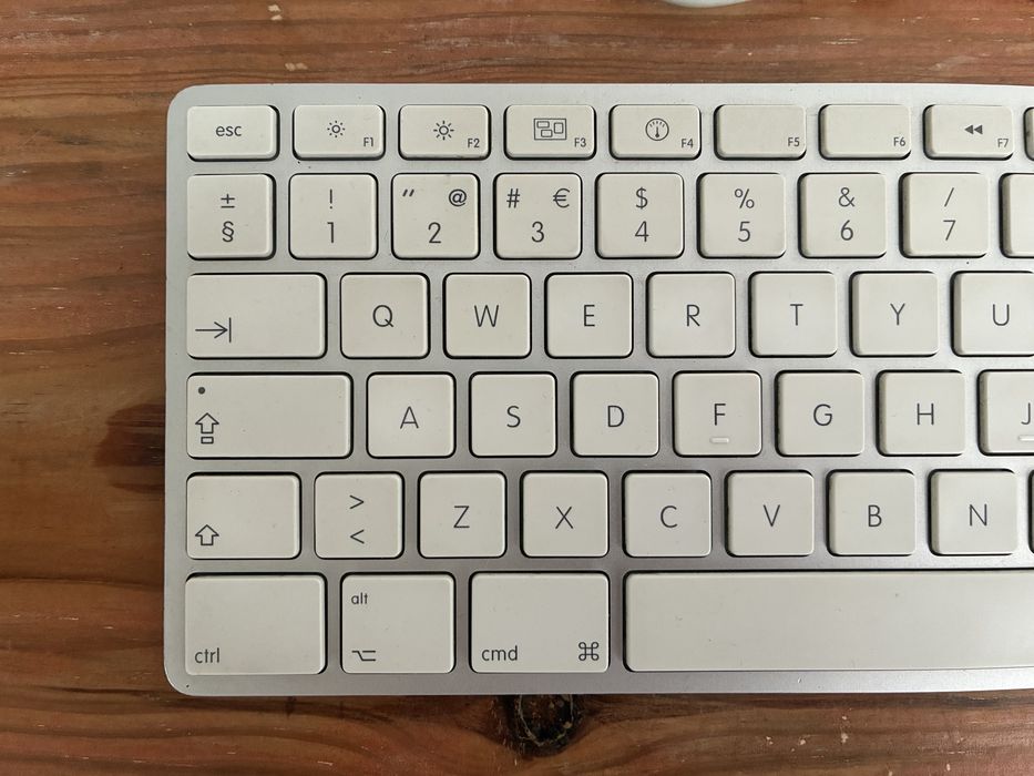 Teclado Apple Alfanumérico A1243 com avaria
