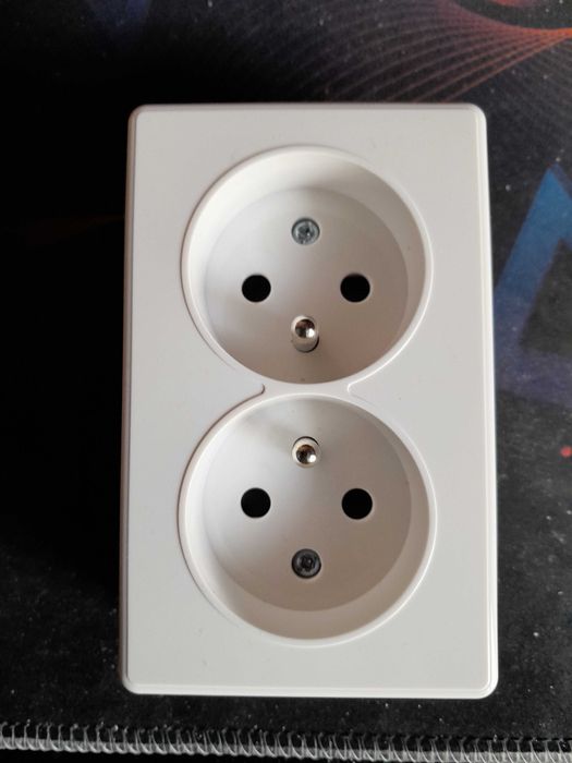 Gniazdo natynkowe podwójne z uziemieniem Ascella.