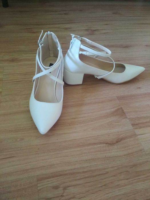 Białe nowe czółenka, marki Lily Rose, rozmiar 39
