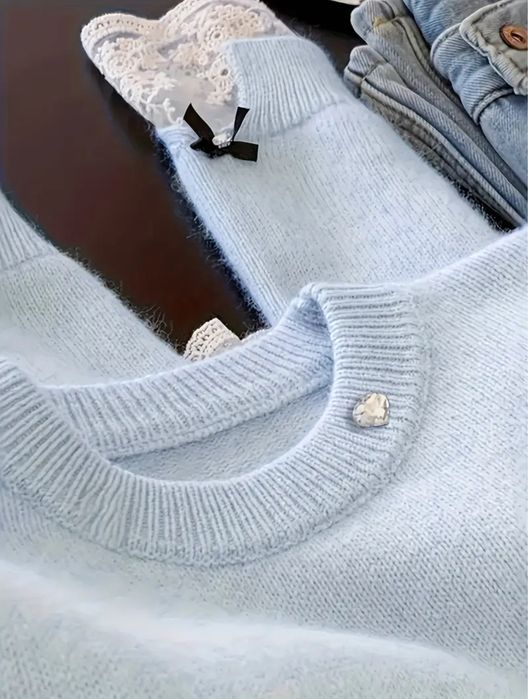 Вʼязана блакитка кофта з мереживом