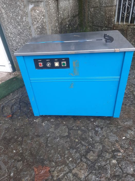 Máquina arqueadora. De cintar tarifas. Com fita para amarrar caix