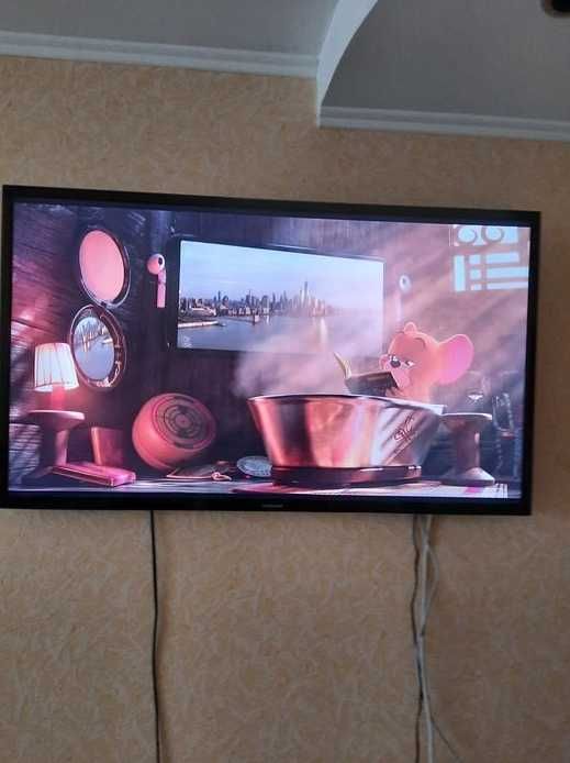 Телевизор Samsung UE32N5002, приставка смарт TV в подарок..