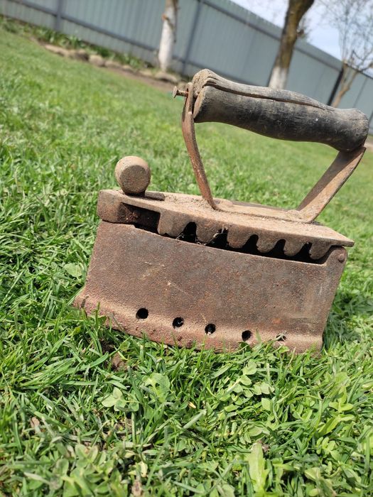 Продам  старовиний утюг.