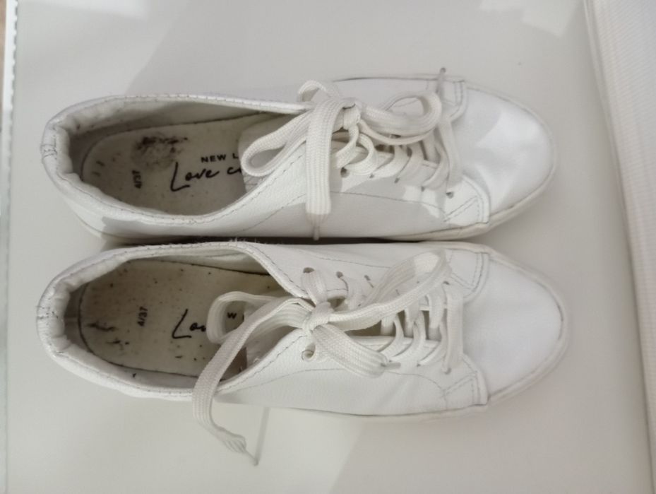 Жіночі кросівки.