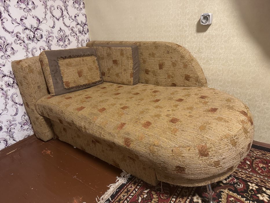 Компактна розкладна канапа-ліжко з нішею для білизни