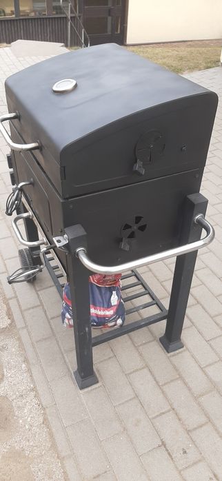 Gryl  na kołach i wegiel drzewny.