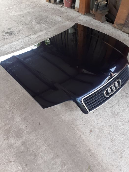 Капот Audi A6 2004 року.