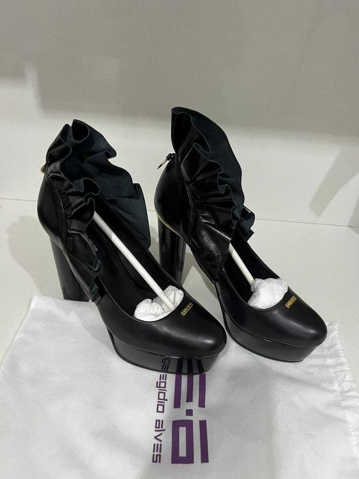 Sapatos de salto alto em pele pretos com folhos – como novos