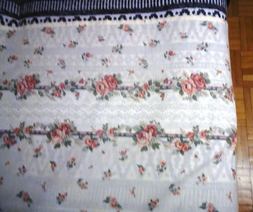 Obrus, zasłonka, materiał ecri z różami i nadrukiem białej koronki