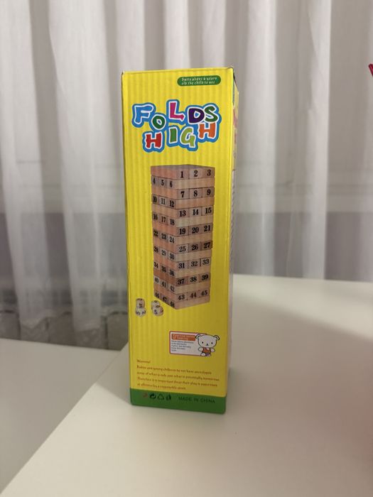 гра башня «дженга» з деревʼянний цеглин