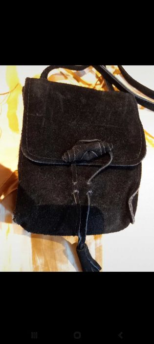 Bolsa pequena de camurça preta, tiracolo.