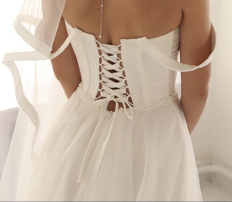 Дуже гарна весільна сукня