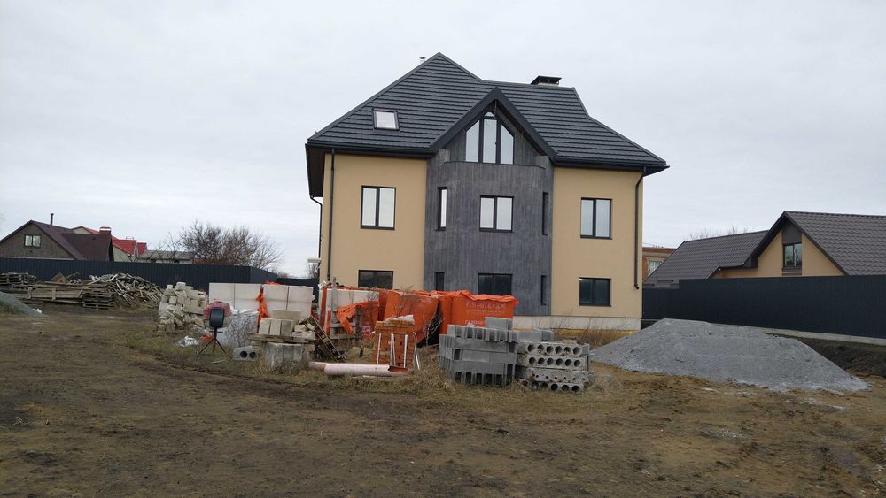 Продаж 2 поверхового будинку з ділянкою на 40 соток