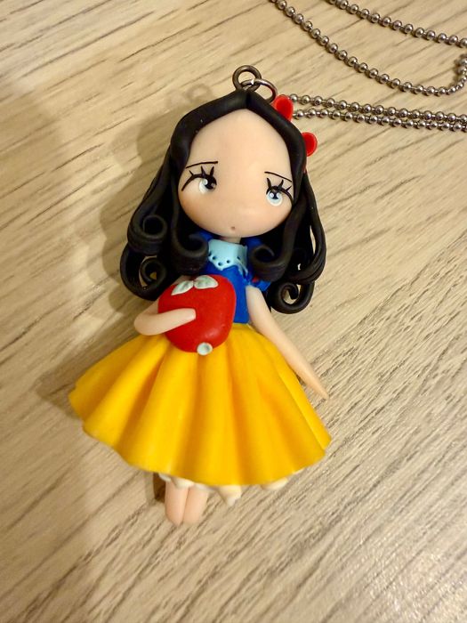 Colar feito à mão em FIMO - branca de neve
