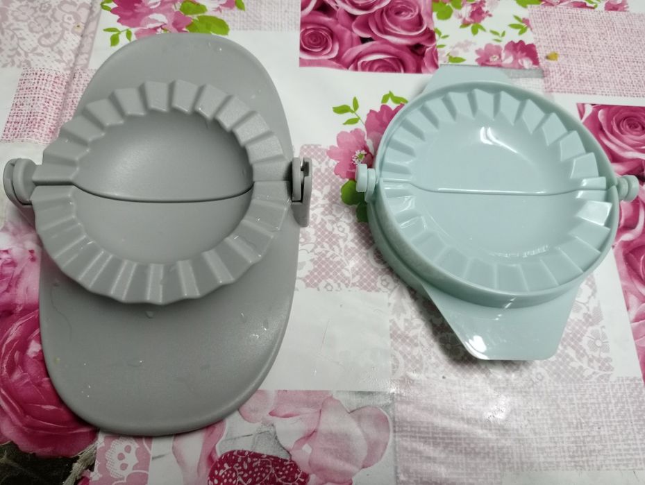 Two medium-sized rissole sealing machines438046296628285440