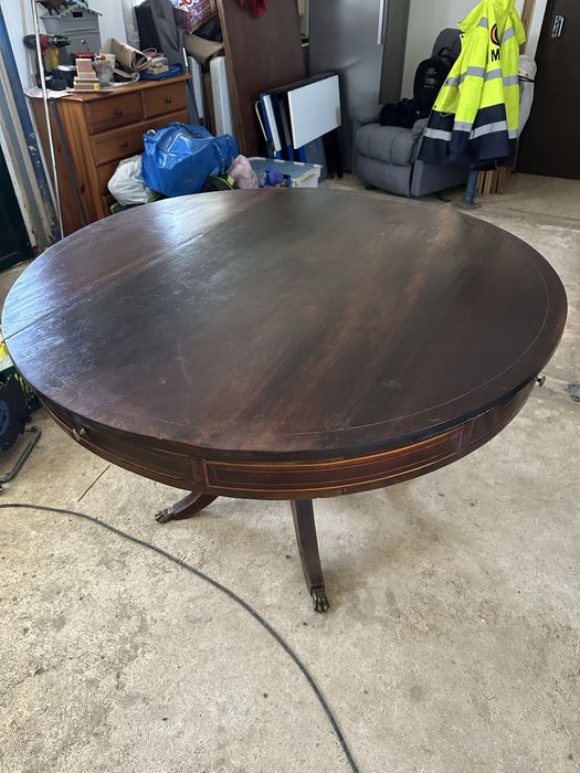 Mesa redonda de madeira