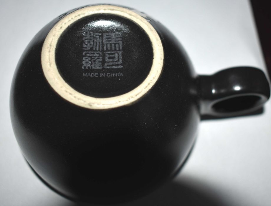 Czarna chińska ceramiczna filiżanka z podstawkami