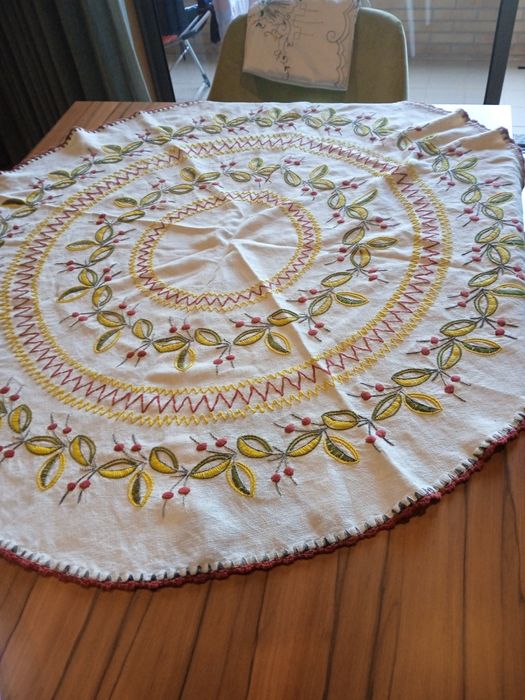 Toalha redonda de linho grosso. 125cm diâmetro