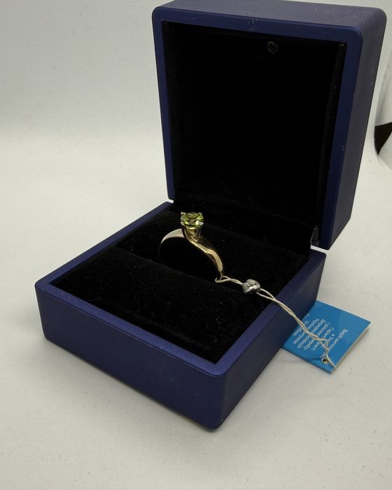 Золота каблучка 585 проби з хризолітом