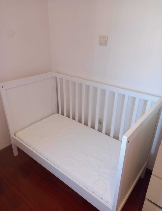 Berço, colção, almofada amamentação e mosquiteiro