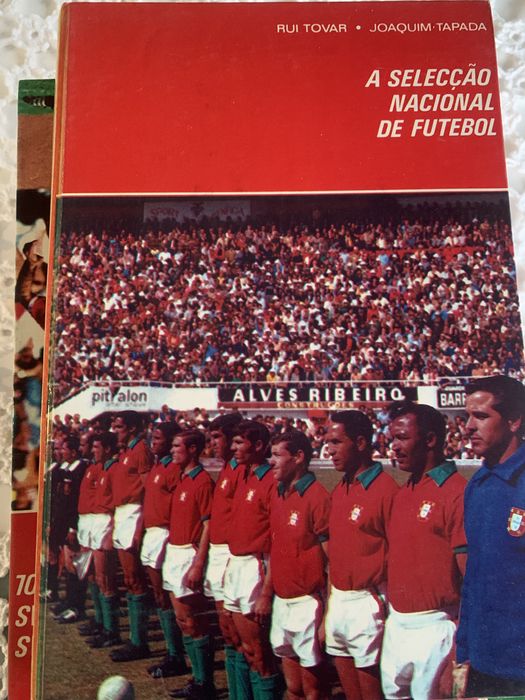 Coleção de livros da história  de  futebol desde seleção ao clubes como Benfica sporting etc