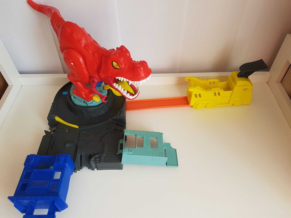 Hot wheels atak t-rexa