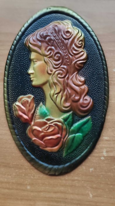 Чеканка профіль дівчини