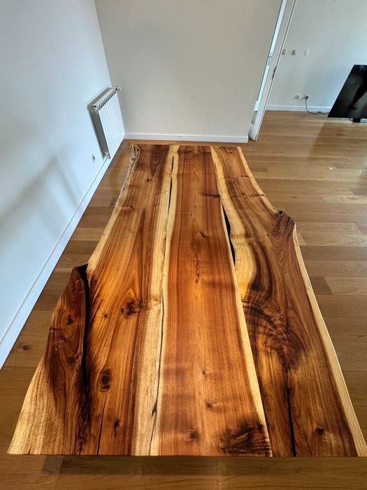 Mesa em madeira maciça rústica,borda o vivo.Rustic solid wood table